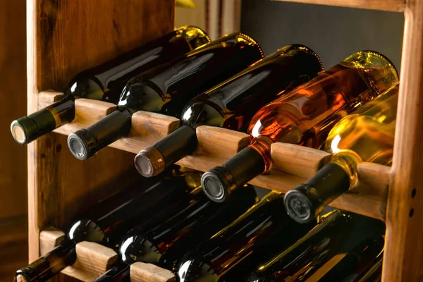 Fatartó borosüvegekkel a pincében — Stock Fotó
