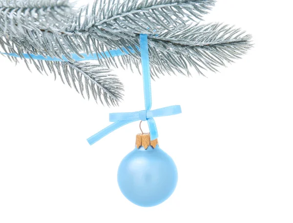 하얀 배경에 크리스마스 공이 달린 피나무 가지 — 스톡 사진