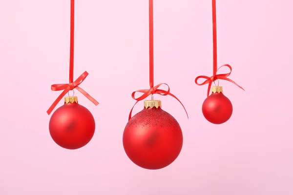 Hermosas bolas de Navidad sobre fondo de color — Foto de Stock