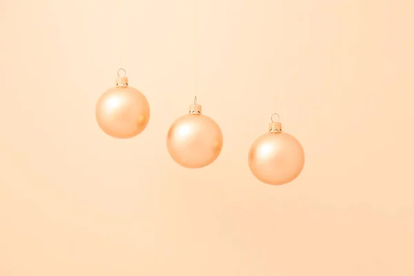 Hermosas bolas de Navidad sobre fondo de color — Foto de Stock