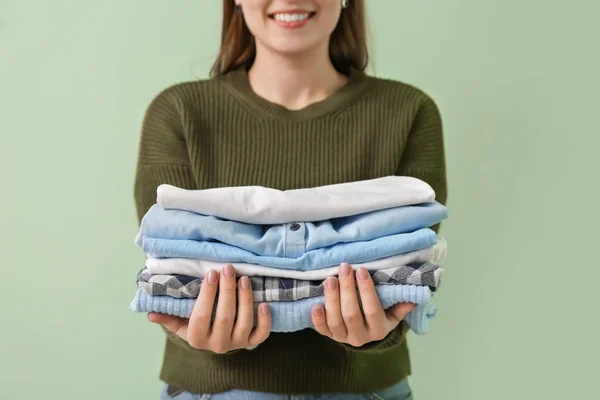 Jonge vrouw met schone kleren op kleur achtergrond, close-up — Stockfoto