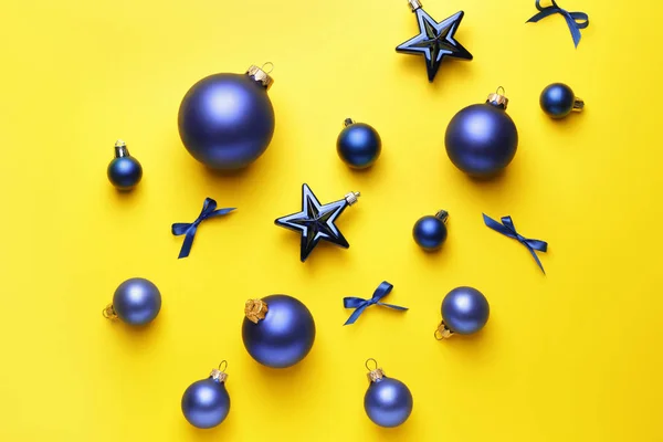 Красивые рождественские шары и декор на цветном фоне — стоковое фото