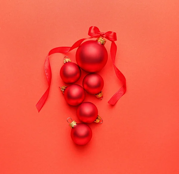 Piękne kulki świąteczne na tle koloru — Zdjęcie stockowe