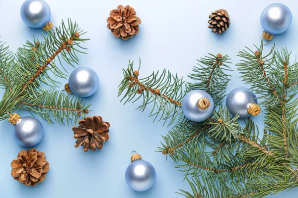 Vackra julbollar, gran grenar och koner på färg bakgrund — Stockfoto