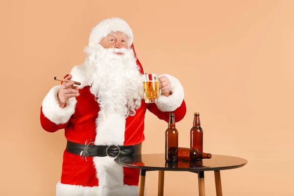 Funny drunk Santa Claus with alcohol and cigar on color background — Stock Photo, Image