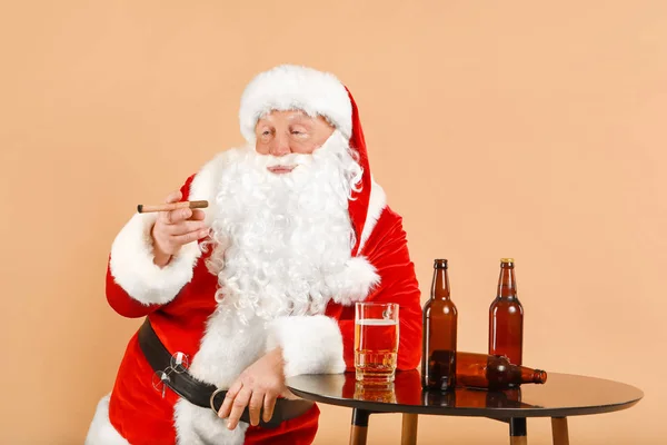 Funny drunk Santa Claus with alcohol and cigar on color background — Stock Photo, Image