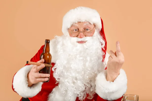Engraçado bêbado Papai Noel com álcool e charuto no fundo de cor — Fotografia de Stock
