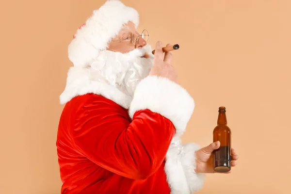 Funny drunk Santa Claus with alcohol and cigar on color background — Stock Photo, Image