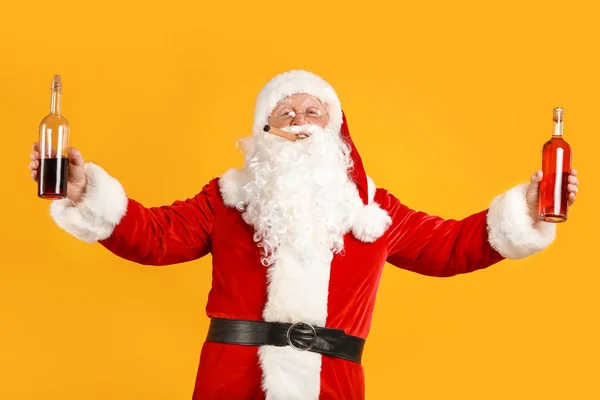 Śmieszne pijany Santa Claus na tle koloru — Zdjęcie stockowe