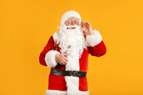 Funny drunk Santa Claus with cigar on color background — Stock Photo, Image