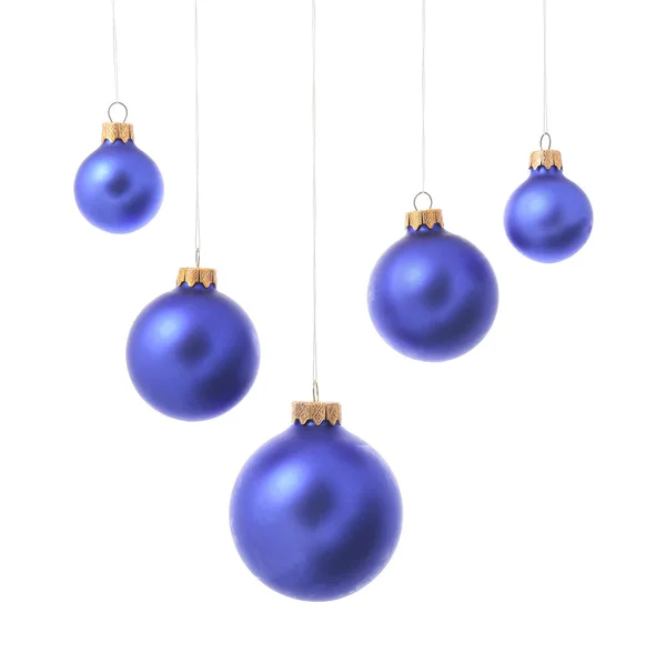 Hermosas bolas de Navidad sobre fondo blanco — Foto de Stock