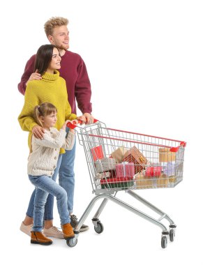 Beyaz arka planda Noel hediyeleriyle dolu alışveriş arabası olan bir aile.