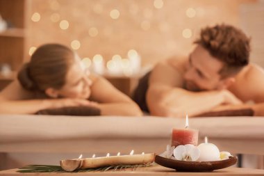 Genç çift rahatlatıcı spa salonda