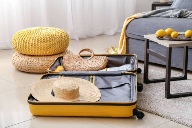 Evdeki bavulu aç, giysileri paketle.