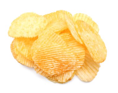 Beyaz zemin üzerine lezzetli patates cipsi