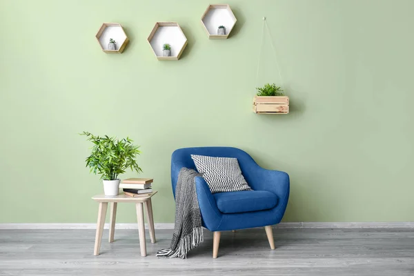 Interiör i modernt rum med blå fåtölj och bord nära färgvägg — Stockfoto