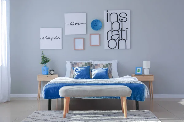 Стильный интерьер спальни в голубых тонах — стоковое фото