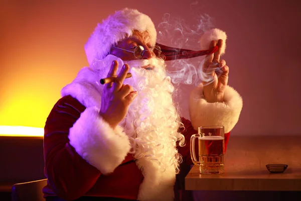 Funny drunk Santa Claus with cigar and mug of beer in pub — Stock Photo, Image