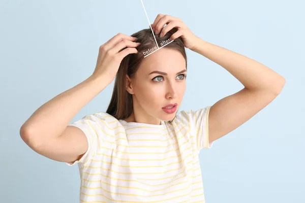 Frau vor und nach der Haarausfallbehandlung auf farbigem Hintergrund — Stockfoto