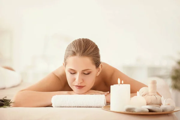 Mujer joven relajándose en el salón de spa — Foto de Stock