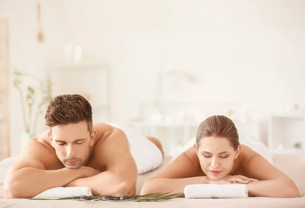 Young couple relaxing in spa salon — Stock Photo, Image