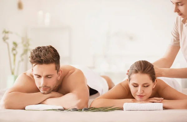 Unga par som har massage i spa salong — Stockfoto