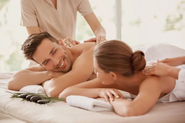 Pareja joven teniendo masaje en el salón de spa — Foto de Stock