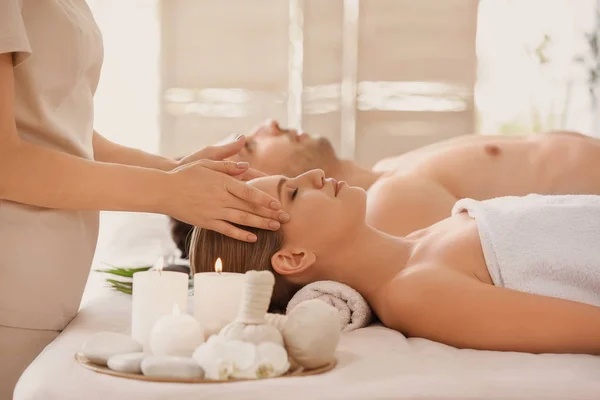 Młody para mając masaż w spa salon — Zdjęcie stockowe