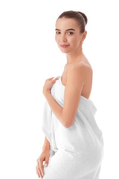 Mooie jonge vrouw gewikkeld in een handdoek op witte achtergrond — Stockfoto