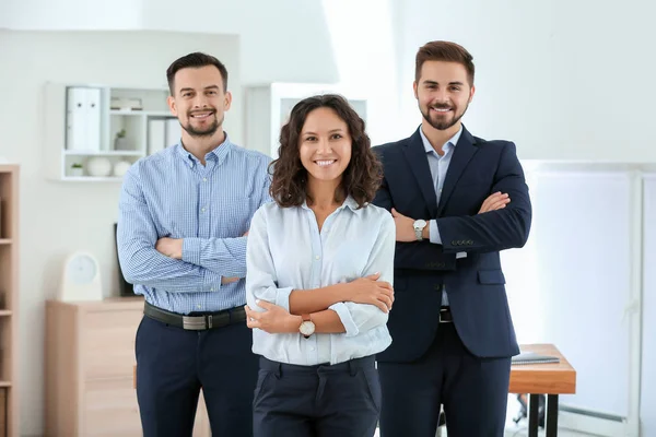 Retrato de jovens empresários no cargo — Fotografia de Stock