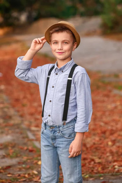 Lindo chico de moda en el parque de otoño —  Fotos de Stock