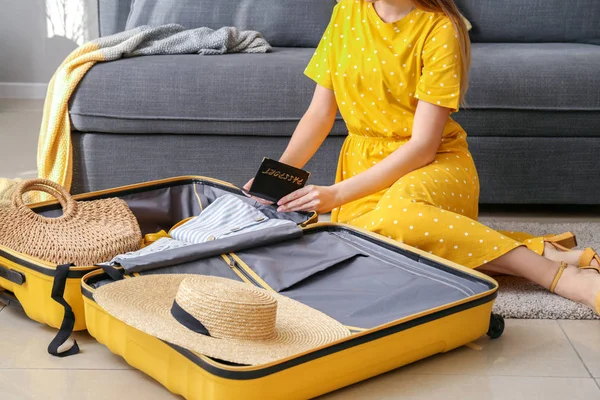 Young woman packing luggage at home — Stock Photo, Image