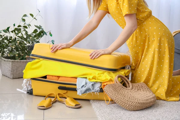 Kvinna försöker packa tillhörigheter hemma — Stockfoto