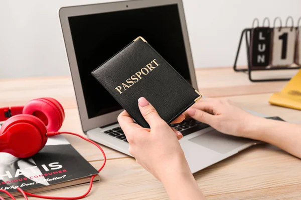 Mulher com laptop visitando site agência de viagens enquanto sentado à mesa — Fotografia de Stock