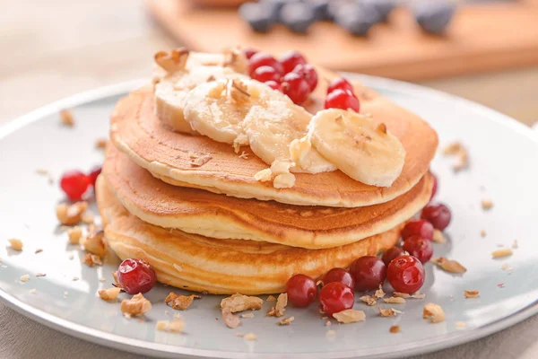 Prato com deliciosas panquecas doces na mesa, close-up — Fotografia de Stock