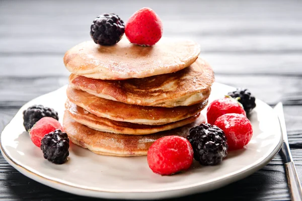 Piring dengan pancake manis lezat di atas meja — Stok Foto