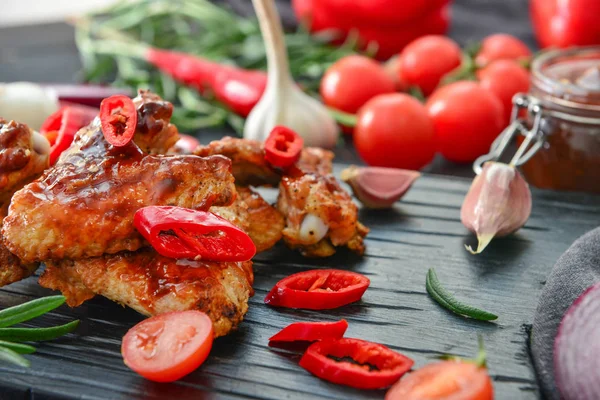 Lekkere kippenvleugels met barbecuesaus op tafel — Stockfoto