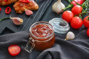 Barbekü soslu kavanoz.