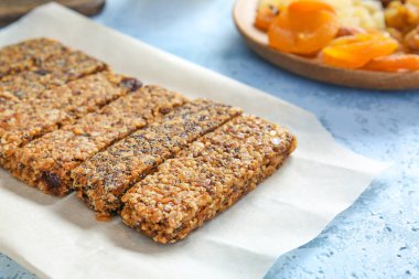 Lezzetli granola barlar masada