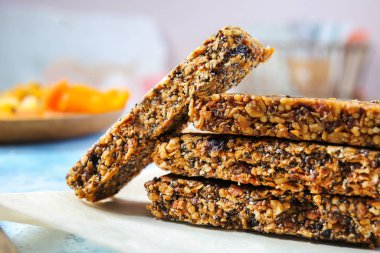 Lezzetli granola barları masada, yakın plan.