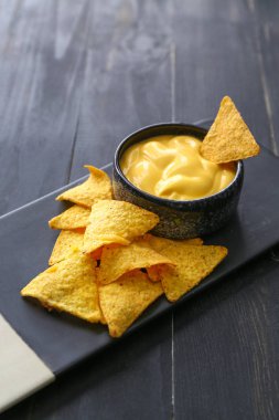 Lezzetli nachos ve sos ile karanlık masa.