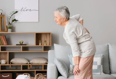 üst düzey kadın evde sırt ağrısı muzdarip