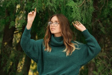 Park şık genç kadın portresi