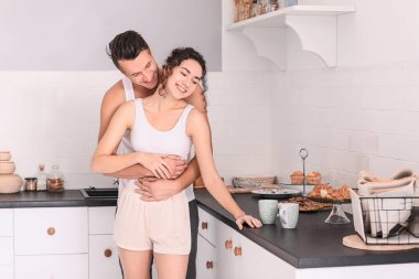 Mutfakta mutlu genç bir çift