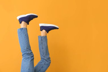 Renkli ayakkabılı genç adam.