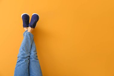 Renkli ayakkabılı genç adam.