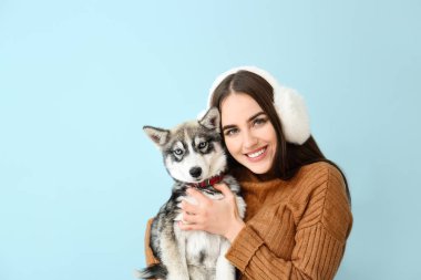 Renkli, komik köpekli, sevimli bir kadın.