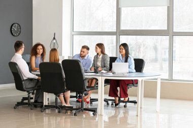 Ofisteki iş toplantısında iş arkadaşları konuyu tartışıyor