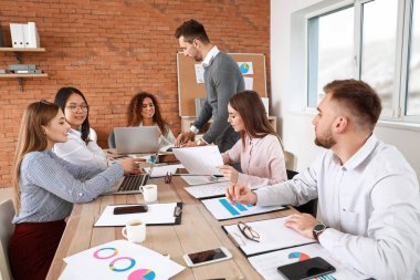 Ofisteki iş toplantısında iş arkadaşları konuyu tartışıyor
