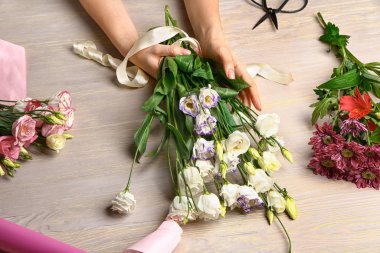 Kadın çiçekçi güzel buket masada yapma